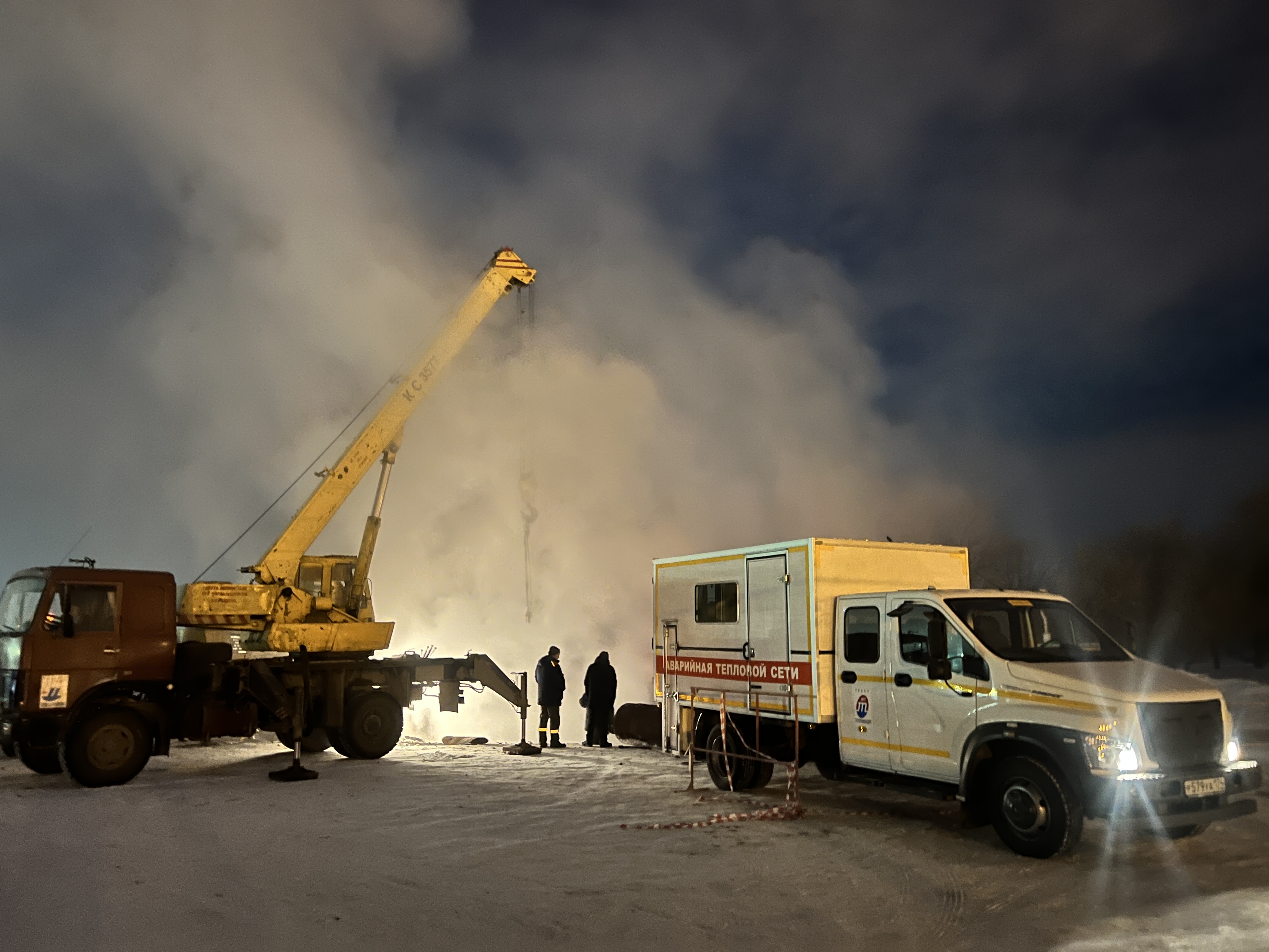экономия тепловой энергии. как понять вода комнатной температуры. закрываем дверь сохраняем тепло. закрывает двери в подъезде. холодно в классах.