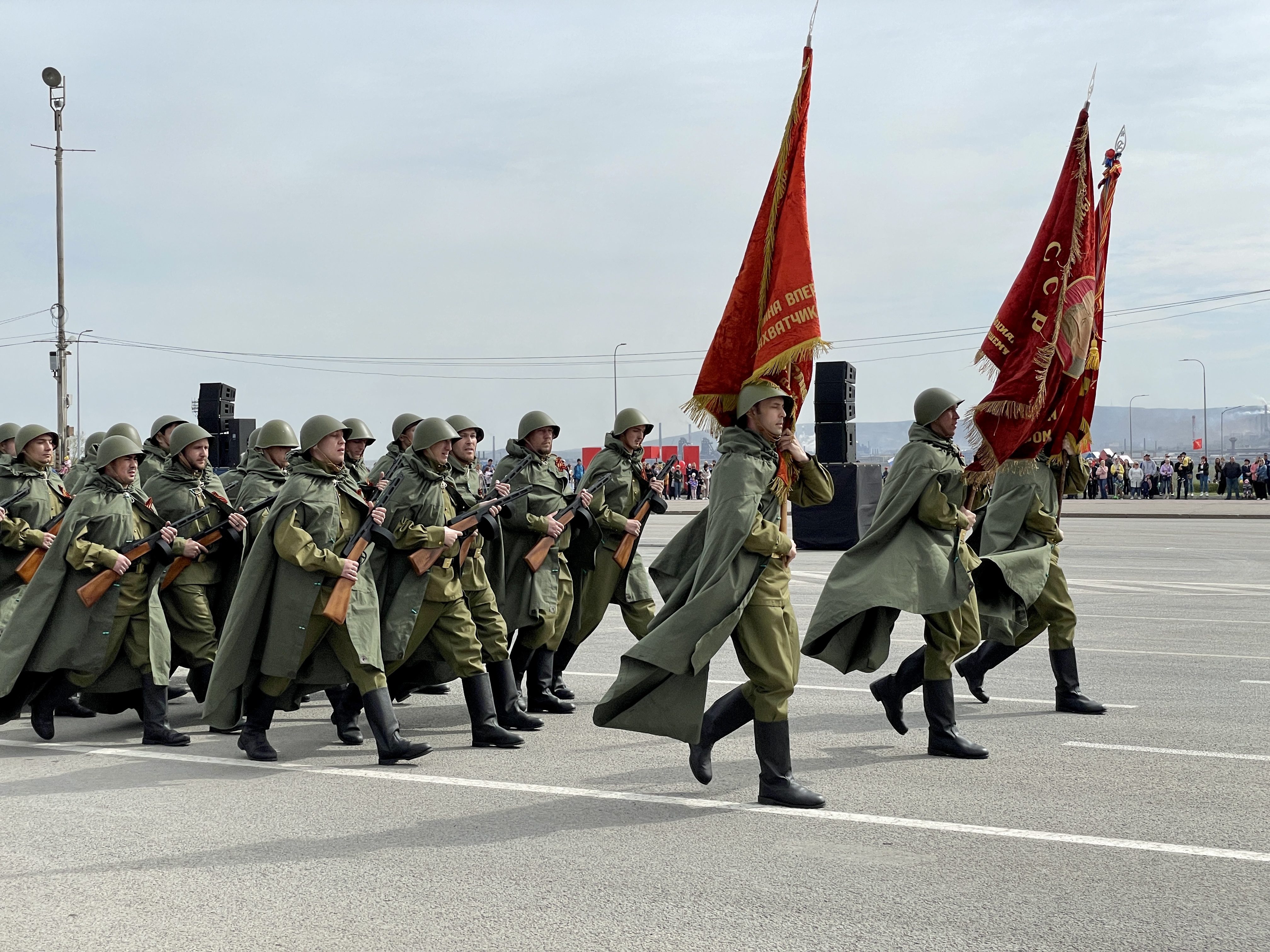 парад магнитогорск 2023. парад победы 2022 в магнитогорске. парад 9 мая магнитогорск. магнитогорск салют. магнитогорск небо.