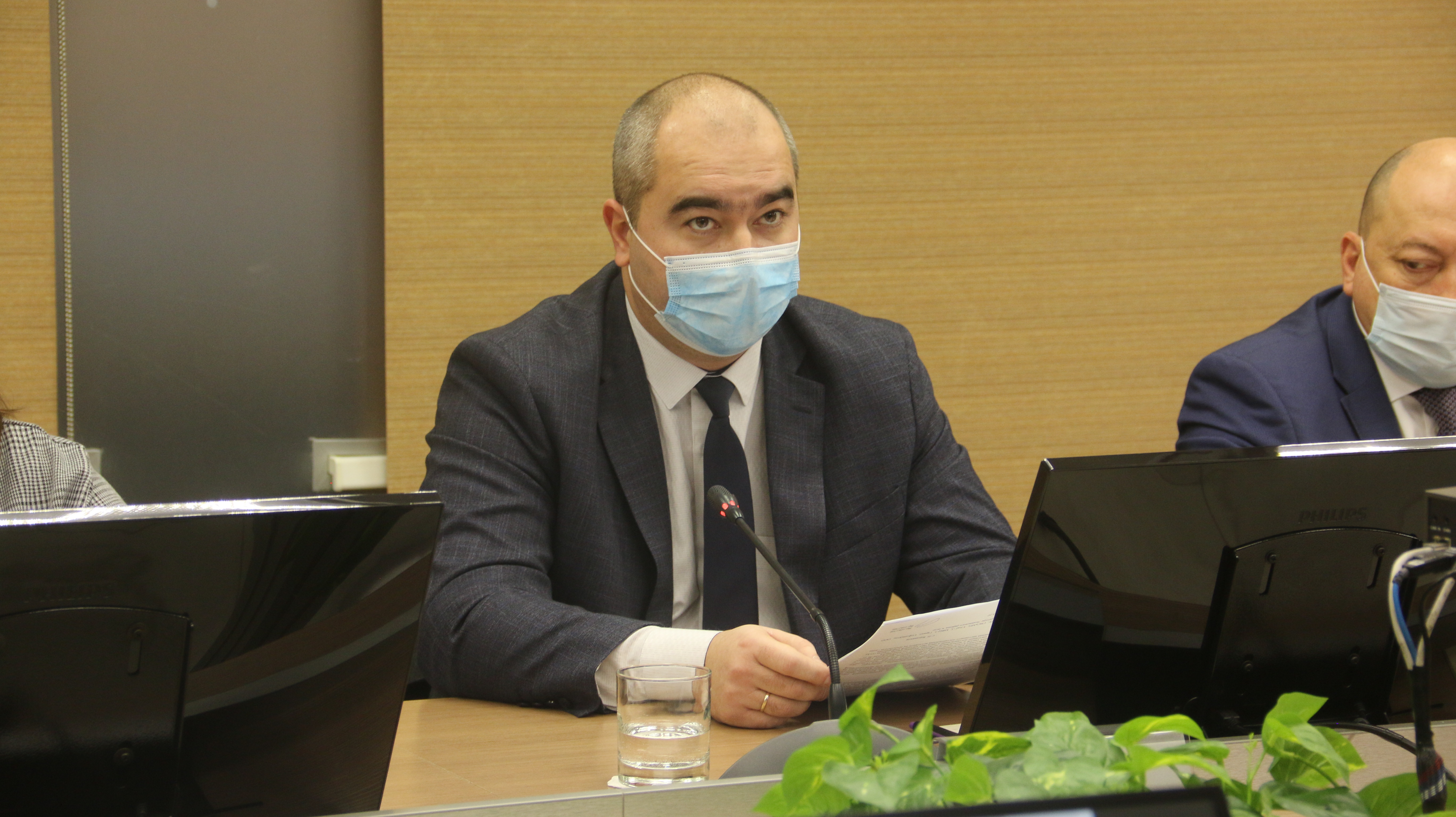 спящие депутаты. нарушение депутатами. спор в парламенте. спящий депутат госдумы. нарушение депутатами.