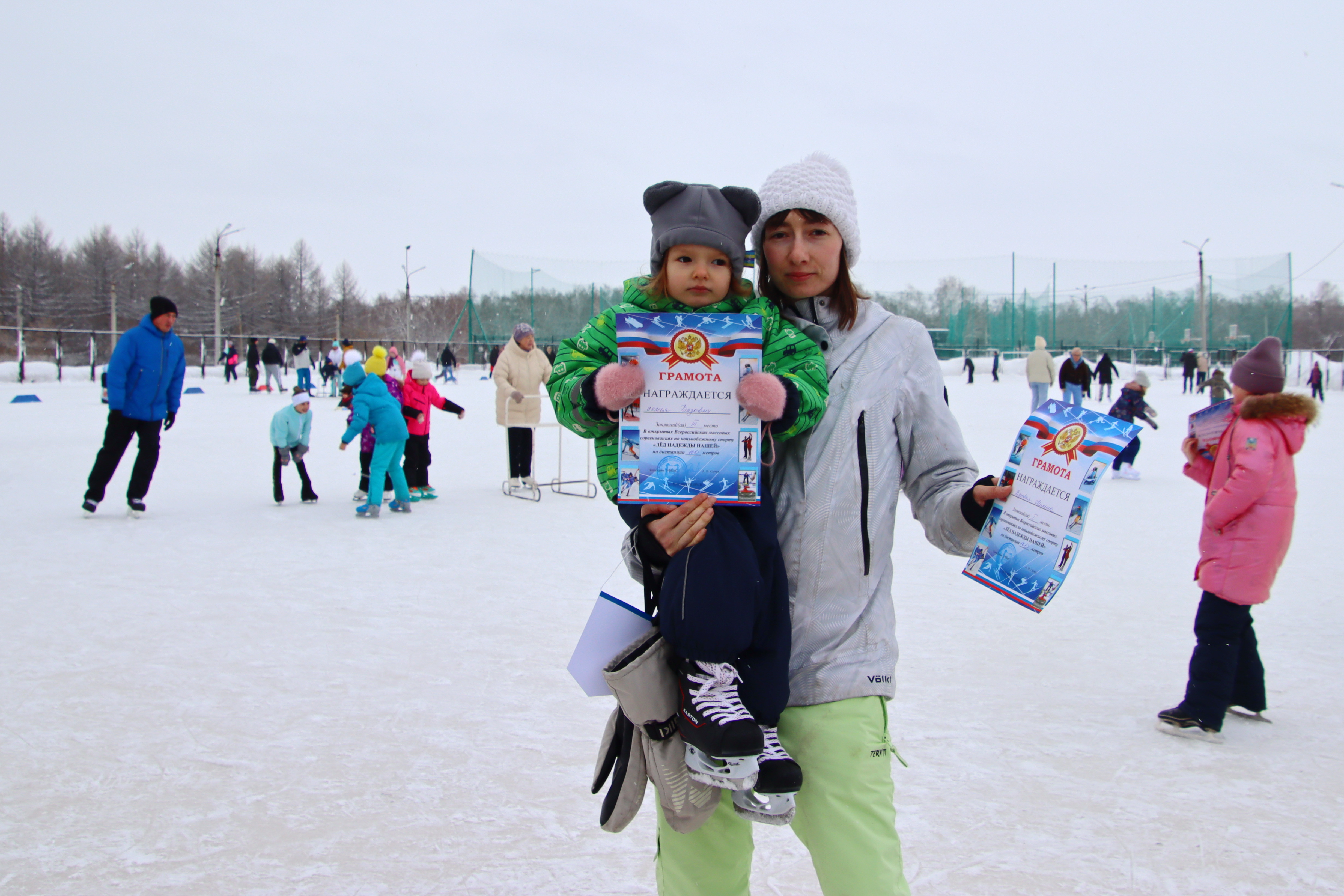 Гребенкина анастасия фигурное катание. В каких парках москвы залили каток. Тренер по фигурному катанию с детьми. Каток с инструктором. Занятия по фигурному катанию для детей.