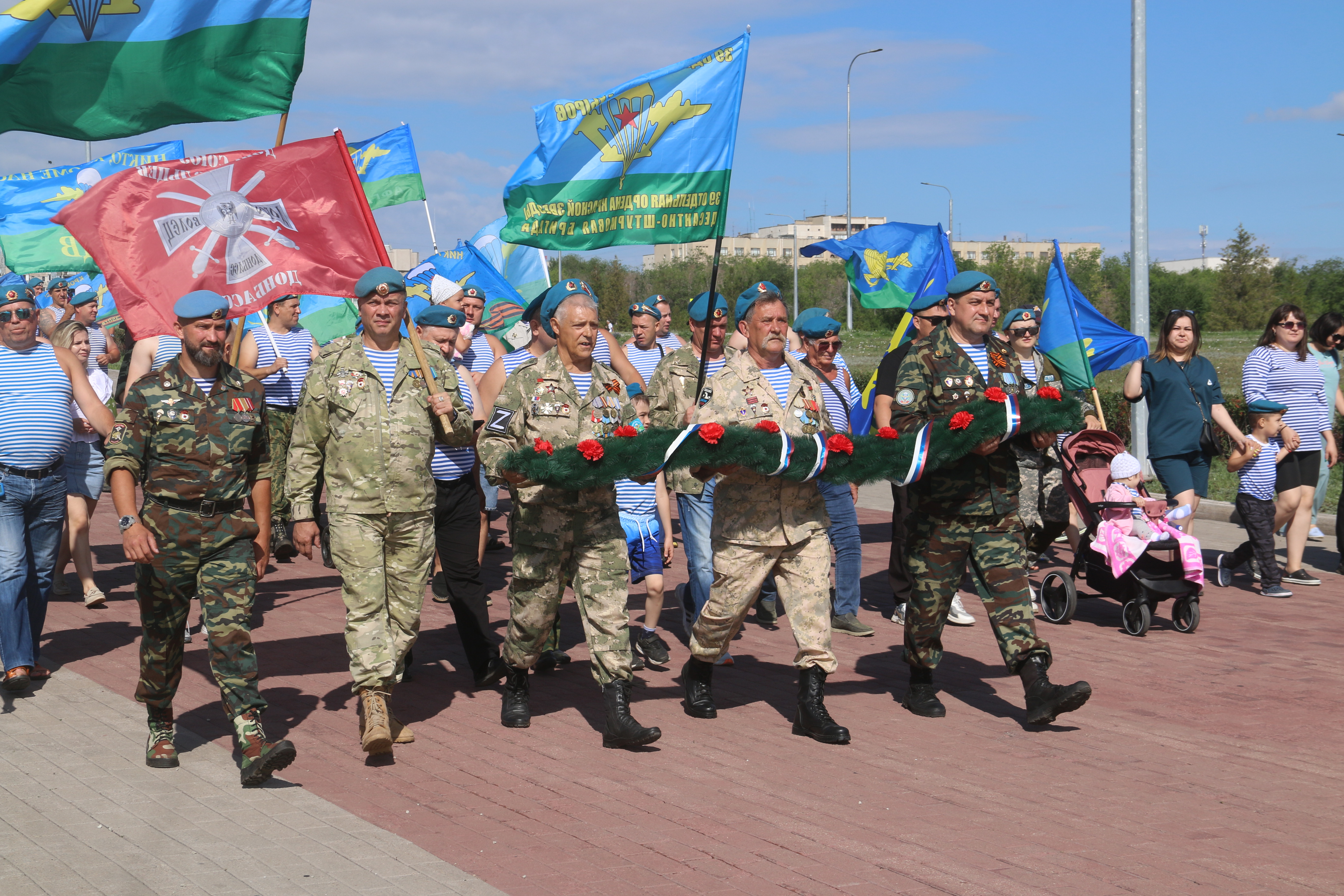 Расплескалась синева по подъездам. Расплескалась синева. расплескалась синева караоке. расплескалась синева фото. расплескалась синева пластинка.