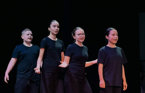 На сцене – подростки