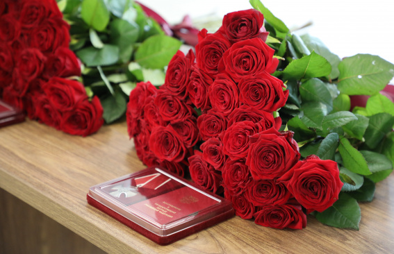 Сергей Бердников передал награды семьям погибших участников СВО