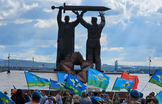 Им дружба с небом дорога